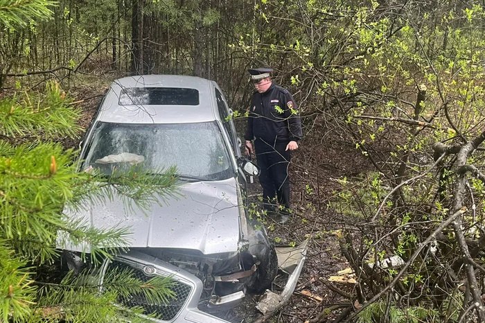 Дочь-подросток за рулем Chrysler попала в тяжкое ДТП вместе с матерью Вопиющие нарушения ПДД привели к серьезной аварии в поселке Новоасбест под Нижним Тагилом. Женщина пустила за руль свою дочь-подростка, которая ожидаемо не справилась с управлением. ДТП случилось во вторник, 20 мая в 17.30 в районе поселковой улицы Вилюйской, сообщили в Госавтоинспекции России по Свердловской области. Следуя со стороны поселка Вилюй в сторону улицы Новая поселка Новоасбест не справилась с управлением и допустила съезд в лесной массив 15-летняя девочка, управлявшая седаном Chrysler 300. Серьезные травмы получили сама девочка и ее 40-летняя мама, которая находилась в момент аварии в салоне автомобиля. Обе госпитализированы с переломами.