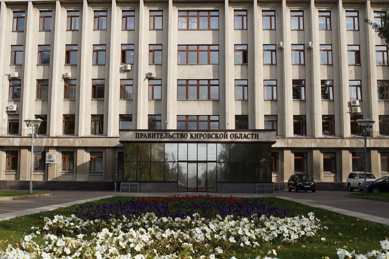 Руководитель секретариата губернатора Кировской области Иван Задоров покидает свою должность. 30 июня у него последний рабочий день, сообщил глава региона Александр Соколов на еженедельном совещании в правительстве.  По словам Соколова, Иван Александрович был одним из первых, кого он пригласил в свою команду более 3 лет назад.  — За это время он смог выстроить эффективную систему работы нескольких управлений и мою лично. Он вновь доказал, что является талантливым организатором, который подходит к делу с ответственностью. Я признателен Ивану Александровичу за работу, — обратился губернатор.  Задоров займётся организацией общественно-политических процессов на федеральном уровне. Исполнять обязанности руководителя Секретариата будет Анна Ходырева. Она родилась в Слободском. На госслужбе работает почти 25 лет.