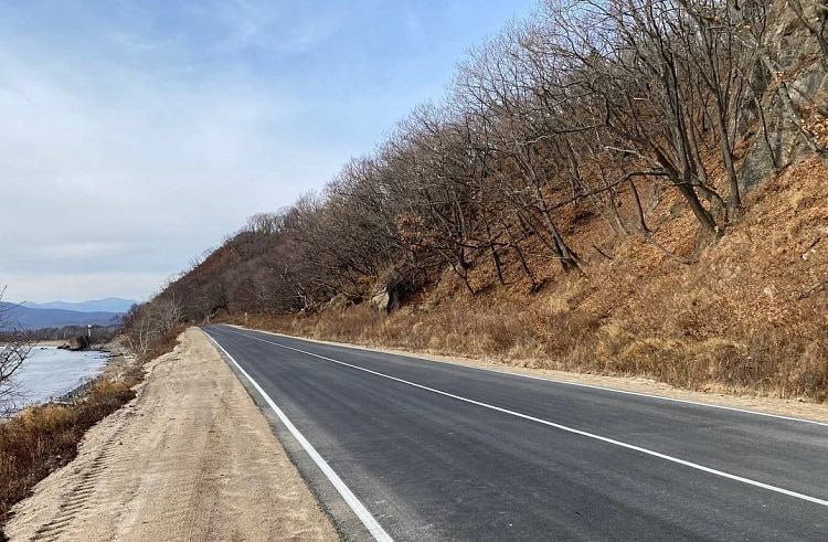 В Ольгинском округе Приморья привели в порядок 7,6 километра дороги Находка – Лазо – Ольга – Кавалерово в районе населенных пунктов Ольга и Молдавановка.  Как сообщили в краевом министерстве транспорта и дорожного хозяйства, дорожники филиала «Ольгинский» АО «Примавтодор» уложили 6 километров нового асфальтобетонного покрытия в административном центре округа – поселке городского типа Ольга. Специалисты заменили слои износа, выровняли дорогу и нанесли разметку.  «Работы выполнены в срок. Улучшение состояния этой дороги способствует более безопасному передвижению транспорта, а также повышению комфорта и удобства для всех участников дорожного движения», – рассказали в ведомстве.  Помимо этого, в Ольгинском округе Примавтодор привел в порядок более 1,5 километра дороги в селе Молдавановка. Накануне качество обновленного покрытия проинспектировала глава округа Екатерина Ванникова.