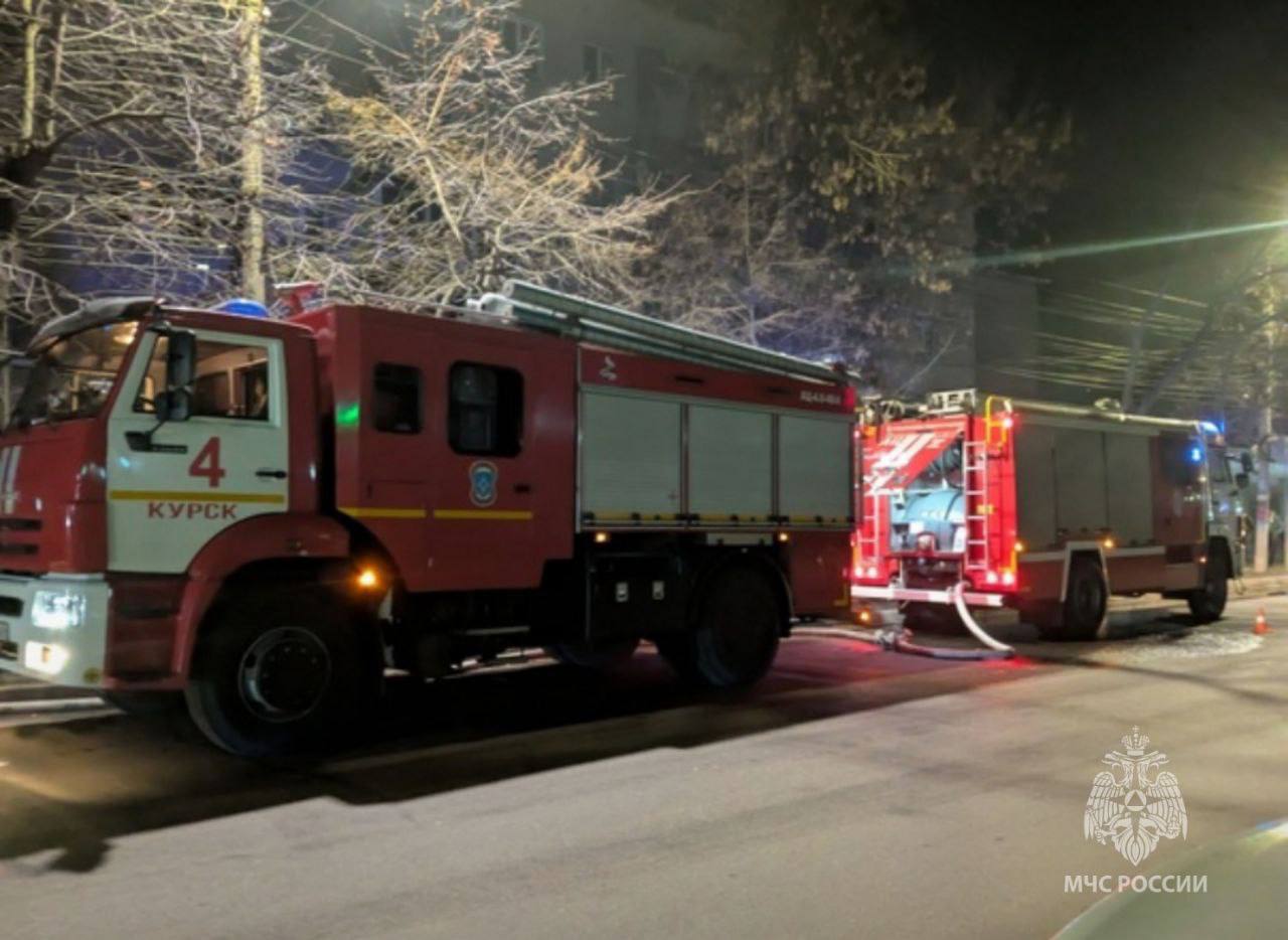 В Курске ликвидировали пожар в подвале жилого дома     Пожарно-спасательные подразделения МЧС России ликвидировали возгорание в подвале жилого многоквартирного дома, расположенного в Центральном округе города Курска.   Происходило горение мусора в подвальном помещении здания.    Из-за сильного задымления из подъезда эвакуировали 15 жильцов.   Информации о пострадавших не поступало.    К тушению  привлекались 18 человек и 7 единиц техники.   Причины пожара устанавливаются.    «Вести.Курск». Только проверенная информация.