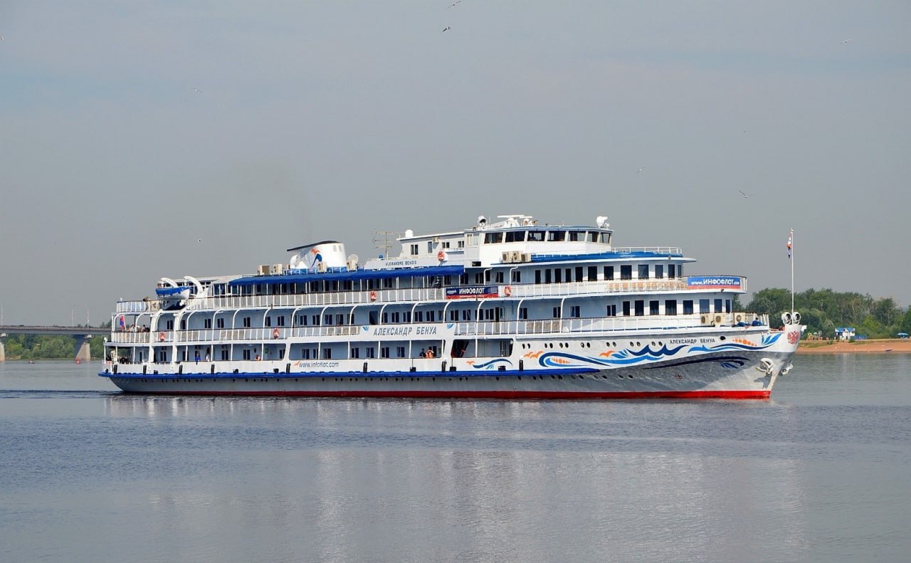 В 2026 году по реке Вятке вновь пойдут круизные теплоходы Судоходные компании Созвездие и Волга Волга уже запланировали туры с заходом в город Вятские Поляны Для туристов подготовят насыщенную программу экскурсию по самому городу посещение местных музеев и даже автобусные поездки в соседние исторические города такие как Уржум Сейчас решаются вопросы обеспечения сопровождения круизных теплоходов организации стоянки теплоходов и создания причальной инфраструктуры Напомним развитие речного туристического потенциала Кировской области реализуется в рамках нацпроекта Туризм и гостеприимство а также благодаря инициативе губернатора Александра Соколова по возобновлению судоходства на реке Вятке В 2025 году уже были обеспечены гарантированные габариты речного хода реки Вятки от границы с Республикой Татарстан до города Вятские Поляны А в 2026 году дноуглубление проведут на участке реки в границах города Кирова Подписывайтесь на канал Кировской области в MAX