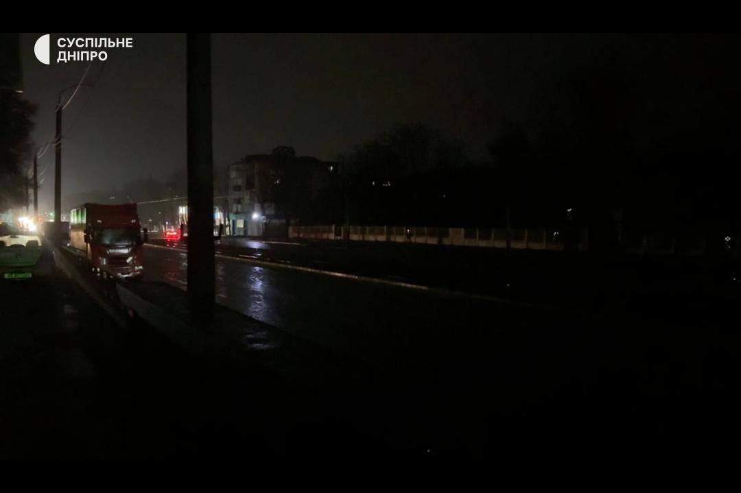 В Днепре из за блэкаута школьные каникулы продлили до 11 января заявили в мэрии Областные власти заявляют что часть области по прежнему остается без света Местным жителям приходят сообщения от энергокомпании что свет начнут включать ближе к вечеру четверга При этом с утра в городе не работает электротранспорт В соседнем же Запорожье где также были перебои с электричеством свет уже вернули по графикам