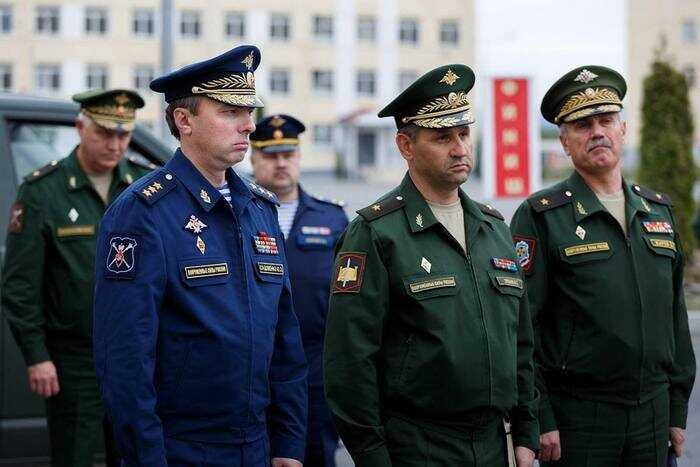 В Латвии бизнесменам предъявили обвинения в сотрудничестве с Россией.  Владельцам компании SIA Arta-F предъявили обвинения в поставках фурнитуры для российской армии на 6 млн евро.  Владиславу и Виталию Андреевым вменяют передачу продукции для формы армии России и отмывание денег, сообщает LETA.  Компания поставила российским фирмам «БТК Групп» и «Округ» застёжки и пряжки для Минобороны.  Уголовное дело открыли в 2023 году. Компания «БТК Групп» была основным клиентом, производя форму для российских силовых структур.  Источник: ПАПКА ПЕРВОГО