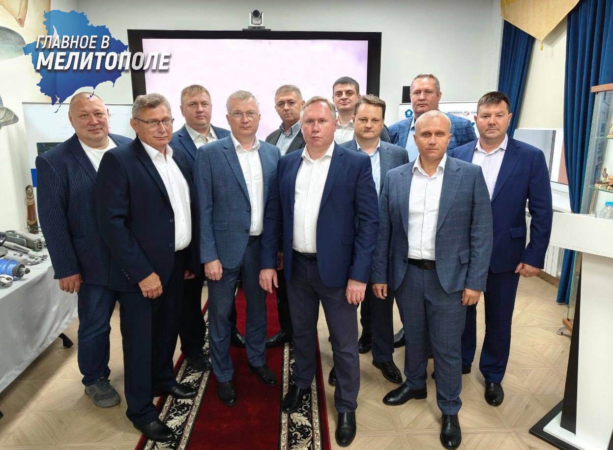 Алексей Мишанин провел выездное совещание на предприятии производителе электрооборудования в Нижегородской области Заместитель генерального директора главный инженер АО Юго Западная Электросетевая Компания Алексей Мишанин организовал рабочую поездку для главных инженеров филиалов компании на одно из ведущих мировых предприятий по производству оборудования для ЛЭП и подстанций В рамках визита участники ознакомились с полным циклом производства электротехнической продукции включая линейную арматуру изоляторы и специализированный монтажный инструмент