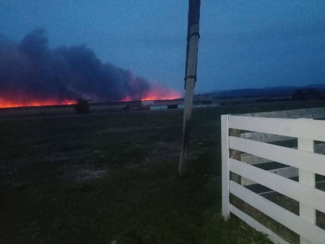 В Бурятии из-за лесного пожара эвакуированы жители села Сулхара В Кижингинском районе Бурятии сложилась непростая ситуация с природным пожаром - здесь потребовалась полная эвакуация жителей села Сулхара. Об этом сообщил глава республики Алексей Цыденов. "Ночью в 10 км от поселка Сулхара возник верховой пожар, который под воздействием сильного ветра начал двигаться в сторону населенного пункта", - написал он в своем телеграм-канале. В превентивном порядке была организована эвакуация наиболее уязвимых категорий населения - детей и пожилых людей. Администрацией района для этих целей было задействовано 5 автобусов и 1 УАЗ, которые перевезли 91 человека включая 33 ребенка в пункты временного размещения в селе Кижинга. Для защиты непосредственно поселка Сулхара работают 22 человека и 9 единиц пожарной техники. По последним данным, пожар не достиг границ населенного пункта. В настоящее время на тушении задействованы 61 человек, 2 трактора и 3 автомобиля. Верховой пожар перешел в низовой, однако сильный ветер продолжает осложнять ситуацию. Специалисты проводят опашку кромки пожара протяженностью 4 км. Расстояние от линии огня до поселка составляет около 6 км. Все силы и средства продолжают работать на месте происшествия для локализации возгорания, отметил Цыденов.