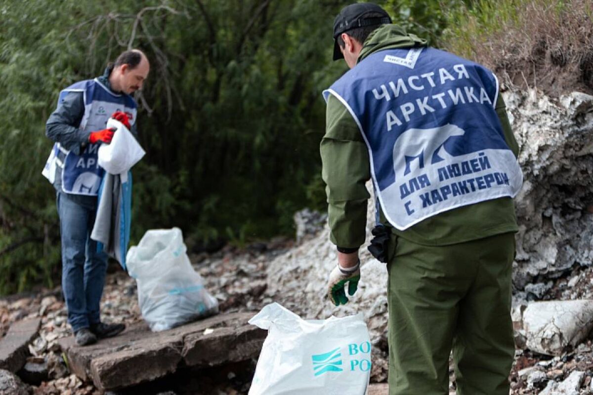 В Архангельской области волонтёры проекта Чистая Арктика вывезли более 400 тонн отходов с северных территорий Уборки проходили как в труднодоступных районах так и в общественных пространствах например в Майском парке Архангельска и у Новодвинской крепости Этот сезон стал особенным в Год 80 летия Победы и Год защитника Отечества волонтёры сосредоточились на благоустройстве братских могил За лето восстановлено 98 захоронений где покоятся 4 302 красноармейца отметил руководитель проекта Андрей Нагибин Масштабные уборки прошли не только в Архангельской области но и в Коми Якутии и Ненецком автономном округе К проекту Чистая Арктика присоединились уже почти 10 тысяч добровольцев