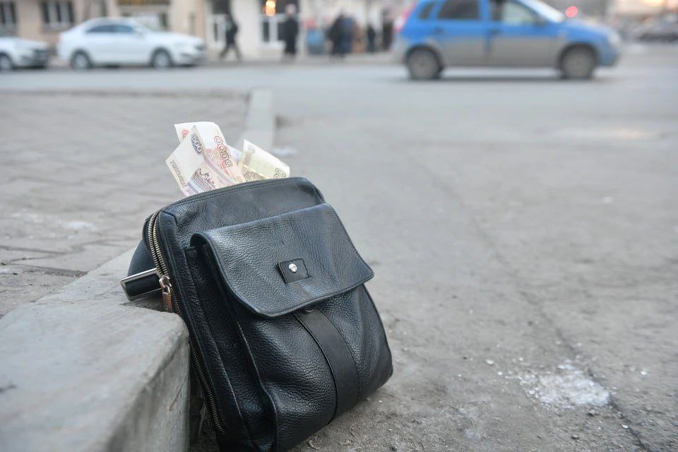 Житель Челябинской области украл из чужого дома печные плиты и игровую приставку В Челябинской области полицейские раскрыли кражу со взломом в частном доме. Пока хозяев не было дома, злоумышленник проник внутрь и похитил две печные плиты и игровую приставку. Потерпевшие обратились в правоохранительные органы, и вскоре подозреваемого задержали. Как пояснил задержанный, он решил, что дом заброшен, и решил проверить, есть ли в нем что-то ценное. Им оказался 30-летний местный житель, ранее не судимый. В отношении него возбудили уголовное дело по статье 158 УК РФ кража . Похищенные вещи полицейские изъяли и вернули законным владельцам.