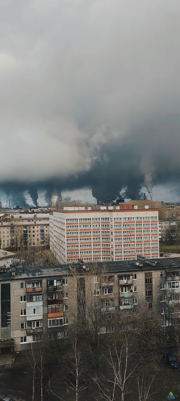 ГородЧе «Северсталь» ответила на претензию о качестве воздуха. Все началось с жалобы череповчанки губернатору области на пар из градирен ЧерМК. Фотография была опубликована вчера. Особенно хорошо пар виден в пасмурную погоду из-за светового эффекта.  В компании пояснили, что инвестируют миллиарды рублей в охрану окружающей среды и снижение выбросов и считает претензии о расхождении цифр с действительностью беспочвенными. В доказательство предлагает всем желающим ознакомиться с данными по выбросам, которые в шести локациях Череповца собирают... подробнее на канале: ГородЧе @