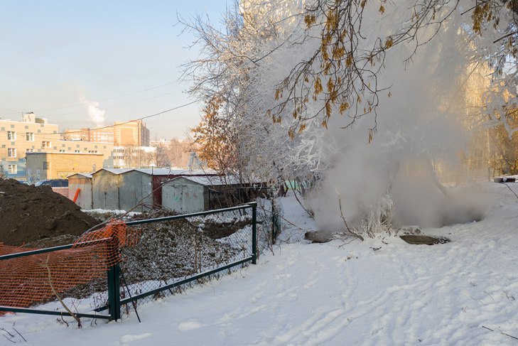 Энергетики затеяли ремонт на теплосетях накануне   резкого похолодания в Новосибирске. В запасе у СГК еще есть время – похолодание придет в регион к вечеру 22 января.  В контуре отключения находятся около 100 зданий столицы Сибири.   В Железнодорожном районе очаг работ сосредоточен на ул. Шамшурина.  От тепла отключены 44 объекта, в том числе 24 многоквартирных дома.   В Калининском районе ремонт выполняется и на трубопроводе по ул. Александра Невского. В контуре отключения 51 объект, в том числе 35 многоквартирных домов.   В Дзержинском районе в контуре отключения 6 многоквартирных домов по улице Крестьянской, сообщает СГК.  Ранее в минЖКХ региона объяснили – изношенность тепловых сетей на сегодняшний день составляет 70%. Без отключений в зимний период в текущей ситуации не обойтись. Но если позволяет погода.