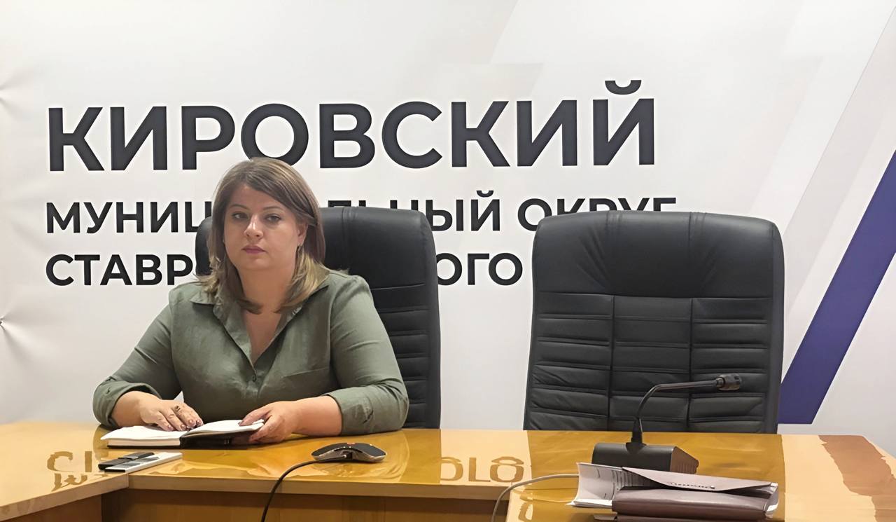 Под руководством заместителя главы администрации Екатерины Геннадьевны Редькиной прошло заседание комитета с МКУС «СКЦ«Каскад» города Новопавловска, а также методистами по физической культуре и спорту территориальных отделов округа.   В ходе встречи участники обсудили несколько ключевых вопросов, в том числе предстоящее празднование Дня физкультурника, который традиционно будет отмечаться в нашем округе.   Специалисты поделились идеями по поводу организации мероприятий, направленных на популяризацию физической культуры среди населения, а также улучшение условий для занятий спортом.  Также были рассмотрены вопросы, касающиеся развития спортивной инфраструктуры и привлечения молодежи к активным видам спорта.   Обсуждая перспективы развития отрасли, участники сошлись во мнении о том, что необходимо активно внедрять современные технологии в тренировочный процесс и организовывать больше спортивных мероприятий на уровне округа.