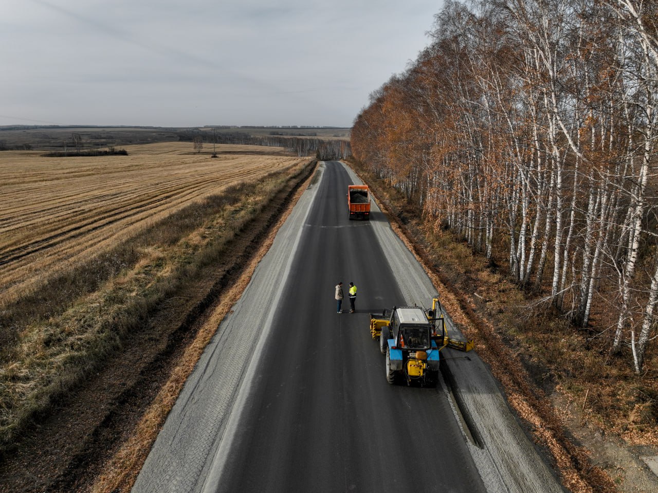 Законтрактовано две трети всех объектов 2026 года региональной дорожной сети Продолжаем работу по заключению контрактов с подрядчиками на выполнение работ в новом сезоне 2026 года Напомним ремонт капремонт и реконструкция дорог и мостов выполняется по нацпроекту Инфраструктура для жизни Андрей Журавлев руководитель КРУДОР Исходя из опыта прошлых лет значительная часть контрактов заключается ещё до наступления нового года и практически все наши объекты на предстоящий сезон обычно законтрактованы уже в феврале В этом году сроки немного сдвинулись из за повышения НДС до 22 в связи с чем возникла необходимость перерасчёта смет и доработки контрактов На сроки ремонта и сдачи объектов это повлиять не должно все подрядчики должны быть определены не позднее начала апреля тогда же будут разработаны и пообъектные графики работ Из 38 объектов ремонта и капремонта дорог по 17 объектам уже определены подрядчики ещё 17 на стадии проведения торгов По 4 объектам капремонта ожидается завершение согласования проектной документации прохождения госэкспертизы после чего контракты также будут переданы в торги Реконструкция краевых трасс пройдёт на трёх участках которые являются переходящими работы на них уже выполняются По 17 мостам подрядные организации определены на 100 На части объектов уже ведутся подготовительные и строительно монтажные работы Перечень объектов доступен на сайте Управления в разделе нацпроекта