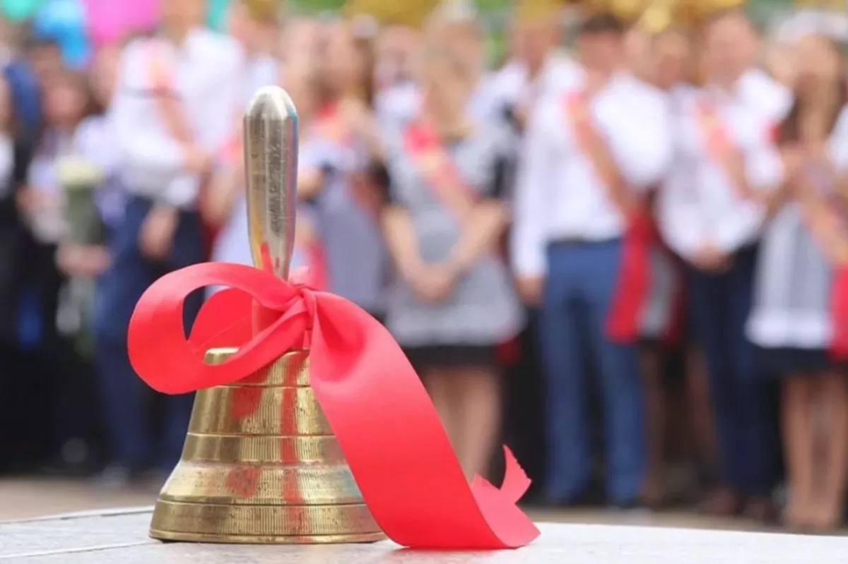 Минпросвещения определило единые дни последних звонков и выпускных в 2026 году Последние звонки по всей стране предлагается провести 26 мая Выпускные вечера 27 июня В программу предложили включить церемонии поднятия флага и исполнения гимна чествование многодетных и многопоколенных семей а также выступления родителей Кубанские Новости Мы в MAX