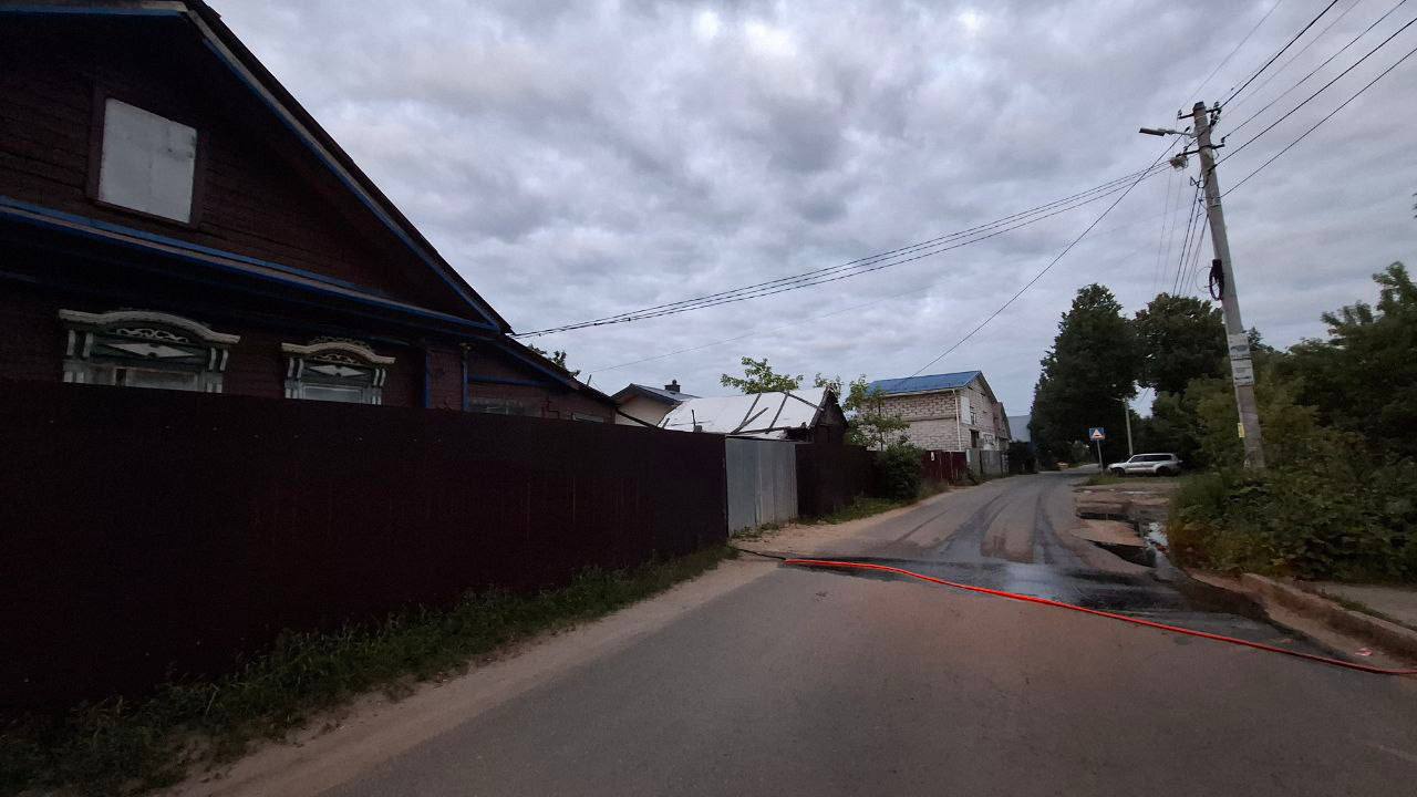 Подписчик рассказал, что в Тверицах, в самом начале улицы Союзная, каждый вечер, а теперь и днём через шланг сливают канализационные стоки: «Вонь на всю округу. Компетентные органы, примите, пожалуйста, меры к этим "согражданам"!» Пишите нам: Подпишись на «Ярославль №1»