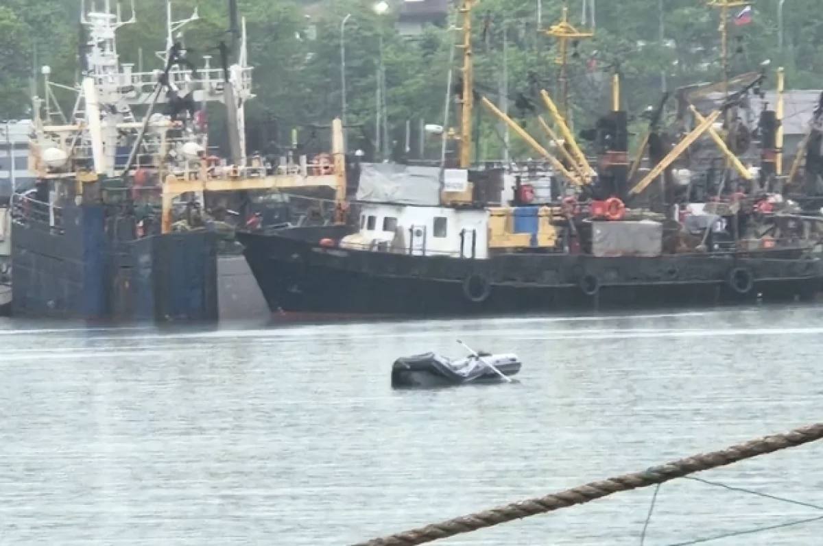 В Находке погиб рыбак на лодке Мужчина 2 июня вышел на моторной лодке в залив Восток. О его выходе в море были поставлены в известность пограничники, когда рыбак отходил от 25 причала. Ощущение, что его кто-то переехал. Даже весла все погнуты. В руках Евгения был свисток. Мужчина отчаянно боролся за жизнь. Может в тумане кто-то на катере его просто не заметил , - обсуждают произошедшее в рыбацкой группе «Троллинг Находка». Подробнее в «АиФ-Приморье» Фото: Анонимный канал Шариповой
