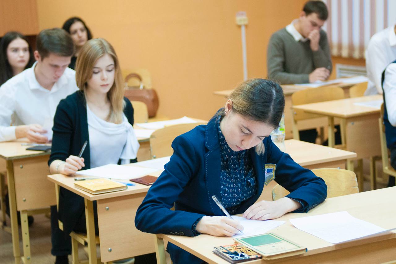 Сегодня около 1,5 тысяч выпускников Камчатки сдали обязательный ЕГЭ по русскому языку.  Экзамен включал 26 тестовых заданий и сочинение, на выполнение которых отводилось 3,5 часа.  Основной период ЕГЭ продолжается: 2 июня состоятся экзамены по физике и обществознанию, 5 июня — по биологии.    Подписаться   Предложка   Чат