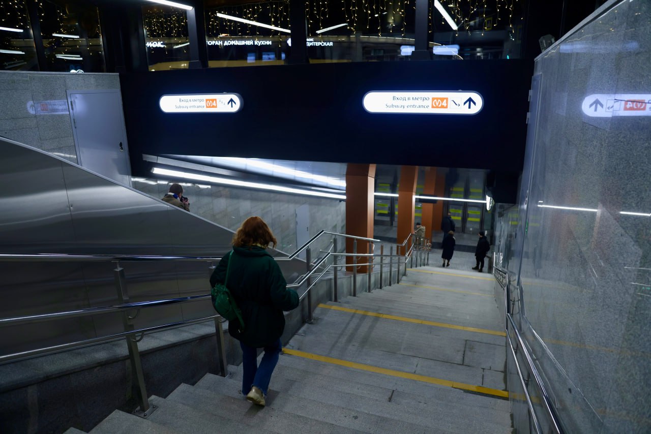 В петербургском метро стали проверять смартфоны сотрудники требуют включить экран Это связано с повышенными мерами безопасности рассказал во время прямой линии вице губернатор Кирилл Поляков При этом отметил вице губернатор разблокировка гаджета не требуется важно чтобы устройство функционировало Включили экран и пошли сказал он Кирилл Поляков обратился к петербуржцам и гостям города с просьбой отнестись с пониманием к предпринимаем в подземке мерам безопасности Фото Город Подпишись на Город Telegram MAX ВК