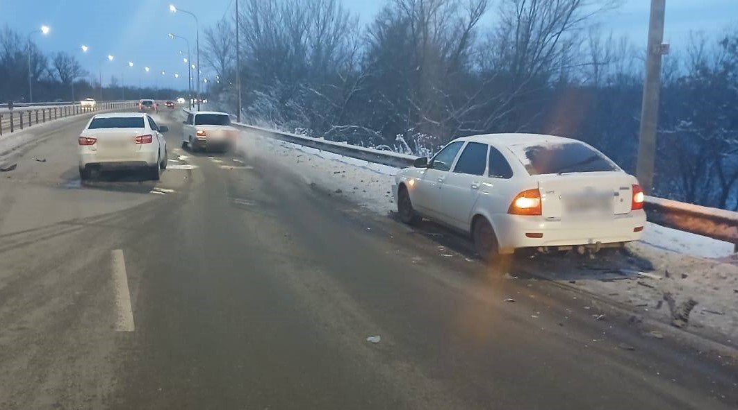 В Оренбурге на Загородном шоссе в ДТП пострадали 10-месячный и 3-летний ребенок  Водитель «Лады Веста» не справился с управлением, врезался в тросовое ограждение и столкнулся с «Ладой Приорой», за рулем которой была 38-летняя женщина.   Пострадавшие госпитализированы.