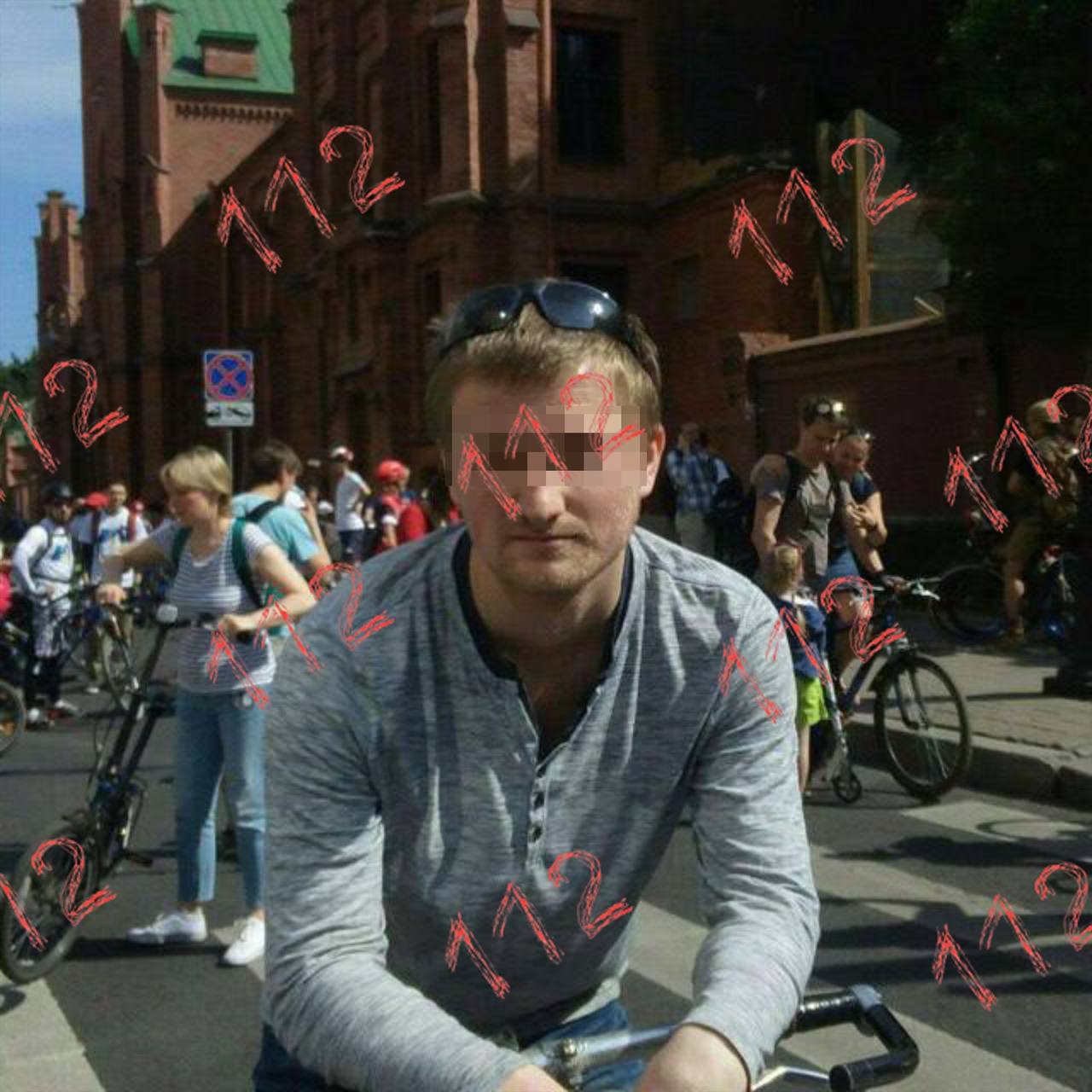 В Санкт-Петербурге на проходной завода произошло нападение с использованием лука. 39-летний Александр Ершов расстрелял двух своих коллег. Причины конфликта будут выяснены после задержания нападавшего. • Александр Ершов выпустил несколько стрел, две из которых попали в 52-летнюю начальницу смены Галину Банул, а три — в работницу предприятия Татьяну Завизон. • Обе женщины госпитализированы в тяжелом состоянии. • После нападения Ершов скрылся на оранжевом велосипеде, вооруженный луком и стрелами.