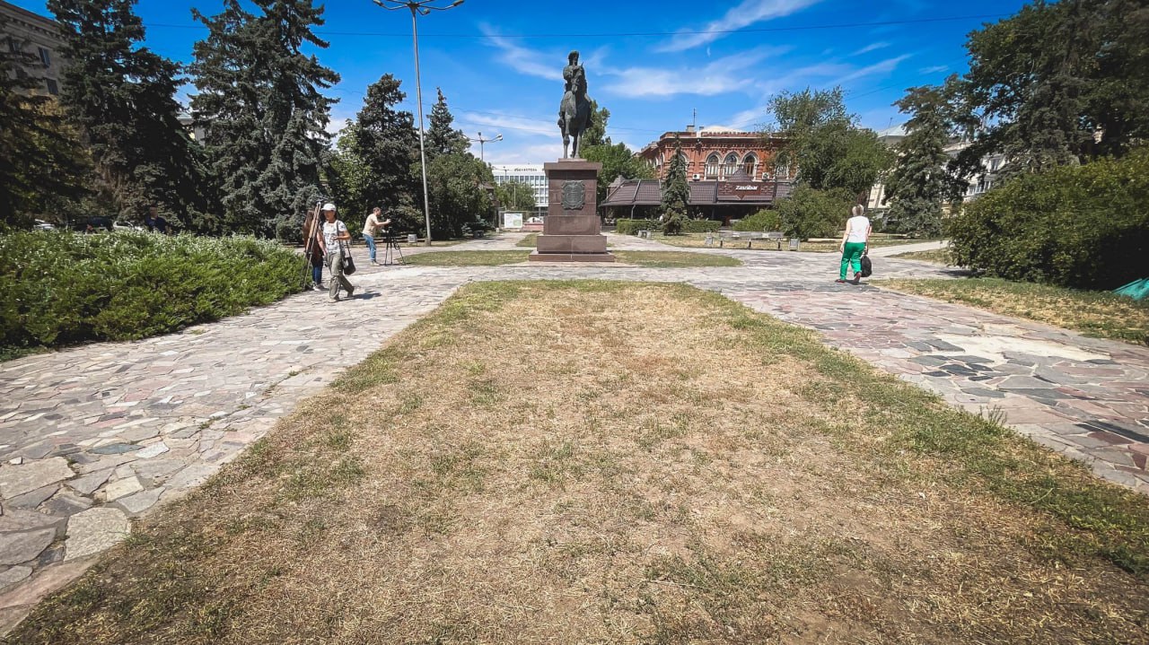 В центре Волгограда появится ещё один фонтан Во время рабочей поездки в сквер Симбирцева губернатор Андрей Бочаров выступил с неожиданной идеей. Он предложил сделать там ещё один фонтан около памятника Григорию Засекину. – А если вот здесь сделать фонтан? – спросил журналистов губернатор. – С подсветкой, современными технологиями и рекреационной зоной вокруг. Здесь много людей, остановка рядом. Людям было бы удобнее сюда подходить, чем идти через весь сквер. Напомним, что в этом сквере уже есть исторический фонтан, который сейчас находится на стадии реконструкции. Но пустующее место около памятника основателю Царицына Андрей Бочаров предложил использовать для создания ещё одного водного объекта. Подписаться