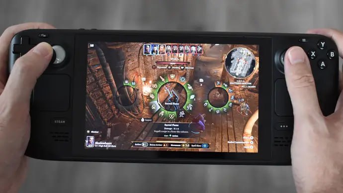 Вышел очередной последний патч для Baldur s Gate 3 Larian Studios выпустила 34 й хотфикс для игры Главным нововведением стала нативная сборка для Steam Deck Раньше запускалась через Proton а теперь нативно что снижает нагрузку на CPU консоли Также улучшена производительность на всех устройствах И для кучи два экрана других улучшений Патчик весит 12 ГБ поэтому мелким его не назовёшь Напоминаю что говорили больше крупных не будет Вруны но просто лучшие по поддержке законченной игры после релиза Для справки Proton это среда выполнения которая позволяет запускать приложения и игры разработанные для операционных систем Windows без необходимости наличия самой операционной системы Windows Вот её этот патч обходит протон теперь То есть БГ 3 работает напрямую на линуксе который в свою очередь является ядром SteamOS 3