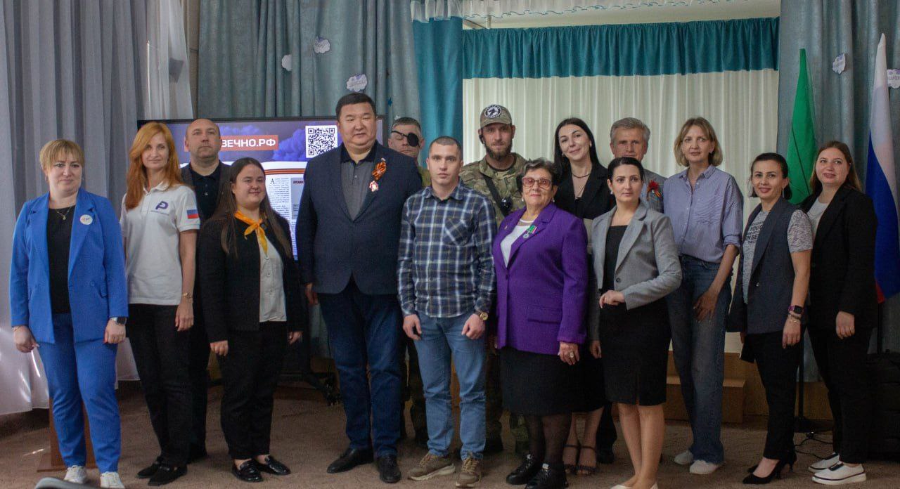 Ибраев Есенгалий Камзеевич, президент Федеральной национально-культурной автономии казахов России и член Совета при Президенте РФ по межнациональным отношениям, посетил Мелитополь для укрепления межкультурного диалога. Он провел мероприятия с местными национально-культурными автономиями и директором филиала Дома народов России в Запорожской области. Делегация посетила стелу «Город воинской славы», аллею Героев Советского Союза, братское кладбище и место прорыва «линии Вотан», где возложила цветы в память о героях. В музее боевой славы школы №5 Ибраев передал казахские национальные костюмы и представил книгу «Жить Вечно» о подвигах казахов — героев СССР и России. Визит способствовал развитию межнационального сотрудничества, патриотическому воспитанию и поддержке культурных инициатив. Планируются совместные проекты с Домом народов России, включая образовательные программы и фестивали.