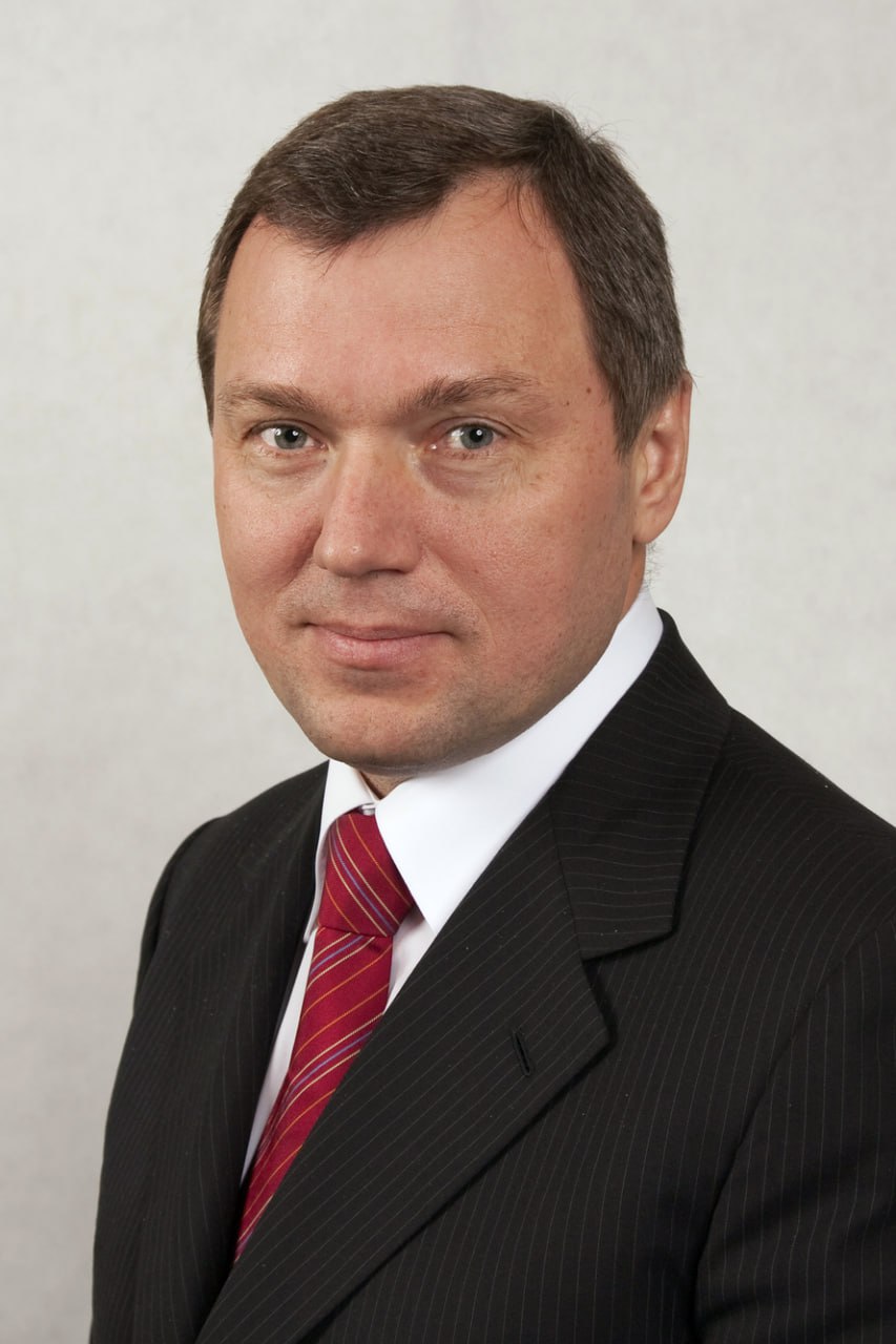 Дмитрию Карасеву передали поздравления с избранием главой Норильска на второй срок из ассоциации Глобальная энергия Председатель наблюдательного совета ассоциации Глобальная энергия Олег Бударгин поздравил с избранием на второй срок главу Норильска Дмитрия Карасева Напомним что Олег Бударгин возглавлял Норильск в 2000 году а затем стал главой Таймыра поэтому не понаслышке знаком с вызовами с которыми приходится сталкиваться руководителям на территории Хочу отметить ваш подлинный профессионализм ответственность и умение принимать взвешенные решения Вы истинный патриот города который не только сформировал сильную команду единомышленников но и вдохновляет горожан особенно молодежь быть активными участниками жизни сообщества Возглавив Норильск вы стали для нового поколения норильчан проводником который соединяет славные традиции города с его достойным и большим будущим Благодаря этому Норильск заметно преобразился став современнее комфортнее и уютнее для жизни говорится в поздравительном адресе Бударгина Если у вас есть интересные новости пишите нам сюда severokraibot