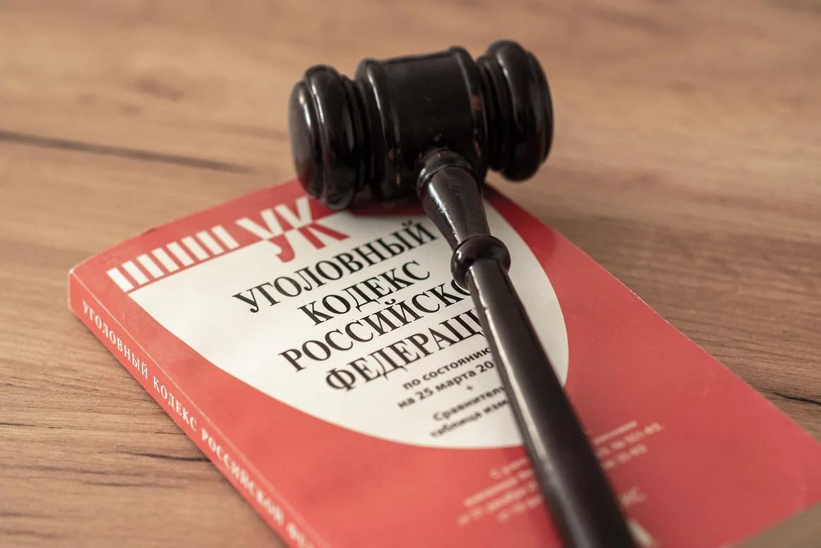 В Сочи будут судить начислявшего себе премии гендиректора УК Полиция завершила расследование уголовного дела о злоупотреблении полномочиями и присвоении средств в отношении жителя Сочи, который занимал должность генерального директора управляющей компании УК в Адлерском районе. Об этом сообщила пресс-служба УВД курорта. По версии следствия, в период с октября 2022 года по февраль 2024 года обвиняемый выписывал себе премии и получал зарплату без исполнения обязанностей инженера. Таким образом он похитил вверенные ему средства, которыми распорядился по своему усмотрению. Общая сумма ущерба организации составила 2 млн руб. В настоящее время уголовное дело передано в суд. Обвиняемому грозит до шести лет лишения свободы.