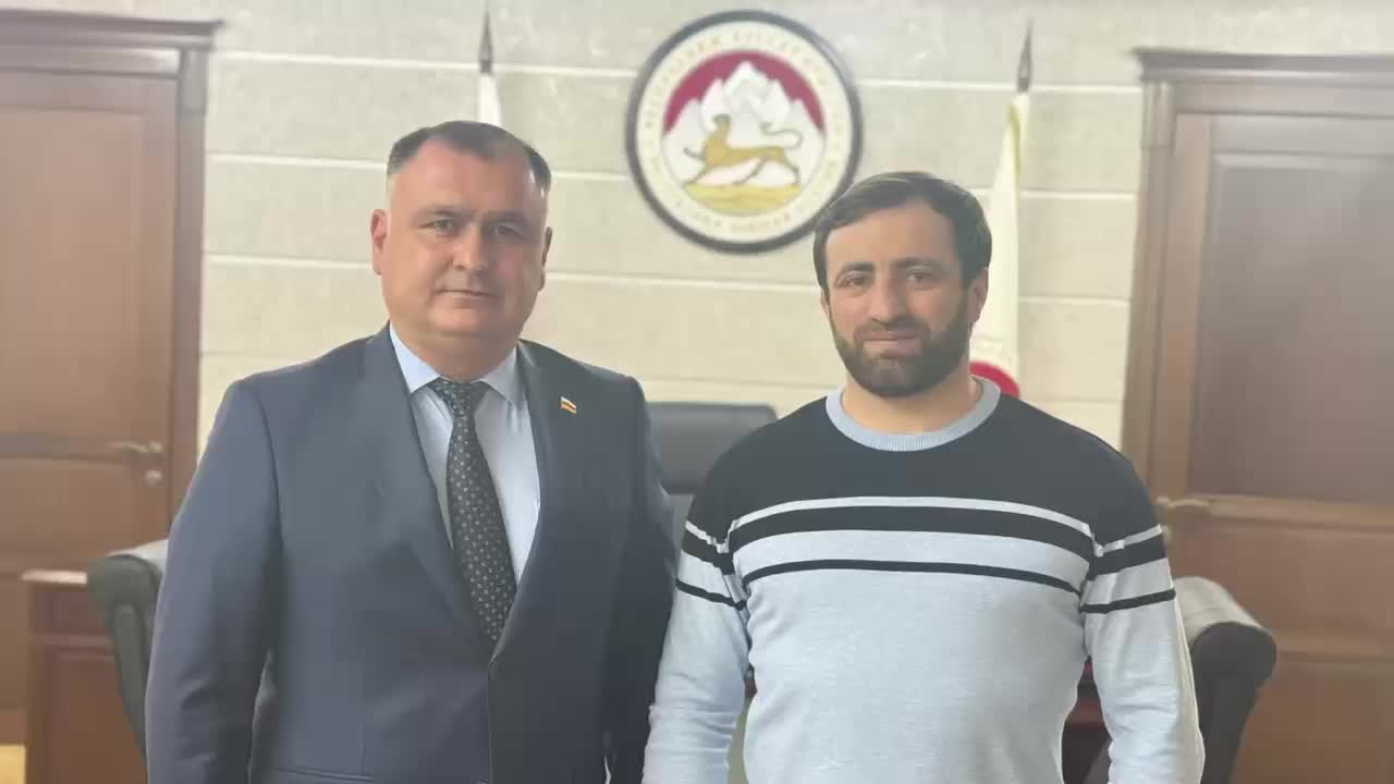 Президент Южной Осетии поздравил борца Алана Зассеева с победой, Ислам Махачев подарил перчатки президенту Сербии
