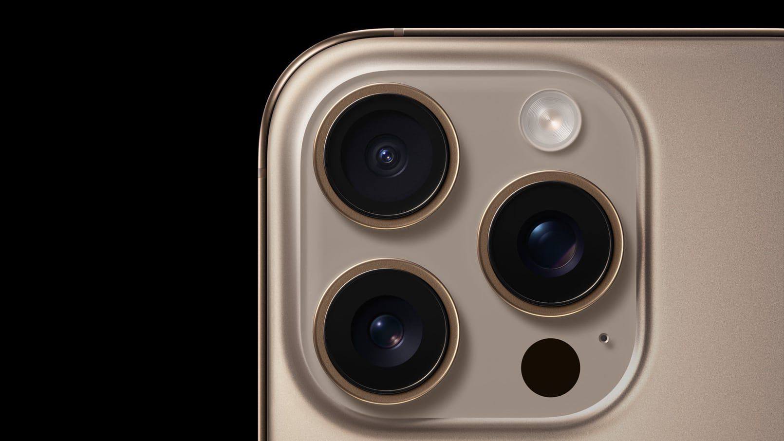 Apple разрабатывает технологию цветопередачи для камер, приближенной к человеческому восприятию В сети обнаружили новый патент Apple, который позволит снимать фото и видео с качеством, близким к тому, как видит человеческий глаз. Новый сенсор способен фиксировать до 20 стопов яркости, когда человеческий глаз способен различать от 20 до 30 стопов. Нынешние смартфоны захватывают не более 13 стопов. Сенсор состоит из двух слоев: верхний слой отвечает за улавливание света, а нижний — за обработку данных, включая снижение шумов и контроль экспозиции. Новая технология LOFIC позволит каждому пикселю камеры самостоятельно регулировать объём воспринимаемого света. Это позволяет сохранить детали как в светлых, так и в тёмных участках кадра, а также исключить шумы и зернистость. Если Apple реализует эту технологию, камеры iPhone могут значительно превзойти уровень даже некоторых профессиональных кинокамер.
