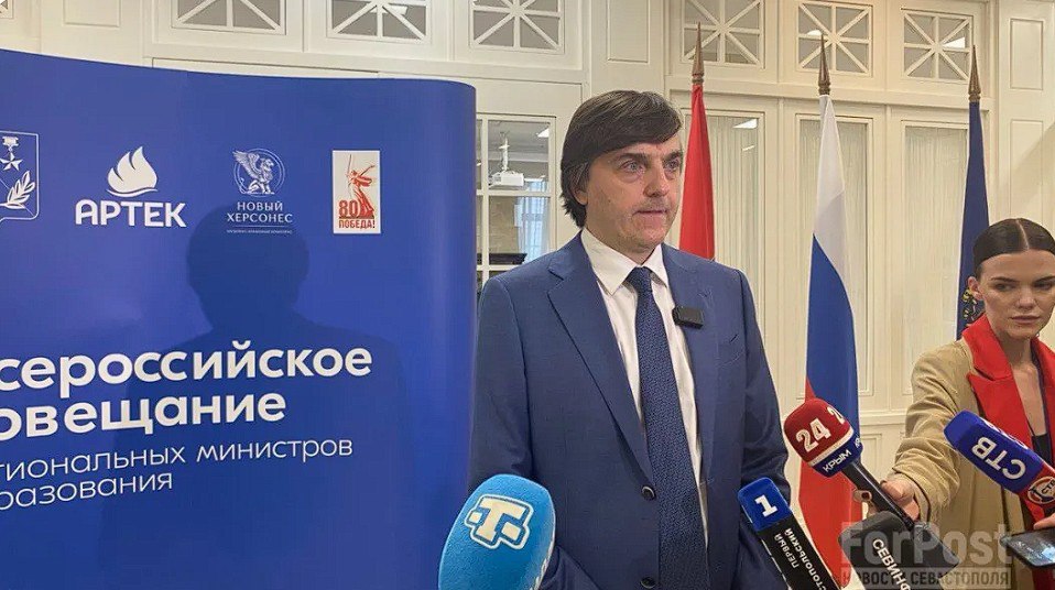 Вопросы ОГЭ и ЕГЭ синхронизируют с учебной программой Об этом накануне заявил прибывший в Севастополь министр просвещения РФ Сергей Кравцов. До сих пор на ОГЭ и ЕГЭ можно было спрашивать то, чему не учили в школе. Разницу знаний родители добывали через репетитора. «У нас была ситуация, когда у нас фактически каждая школа работала по своей программе, а были примерные программы, и не всегда эти программы совпадали с тем, что спрашивают на едином государственном экзамене и основном госэкзамене», – пояснил министр. Ситуацию обещают исправить в следующем учебном году. ForPost