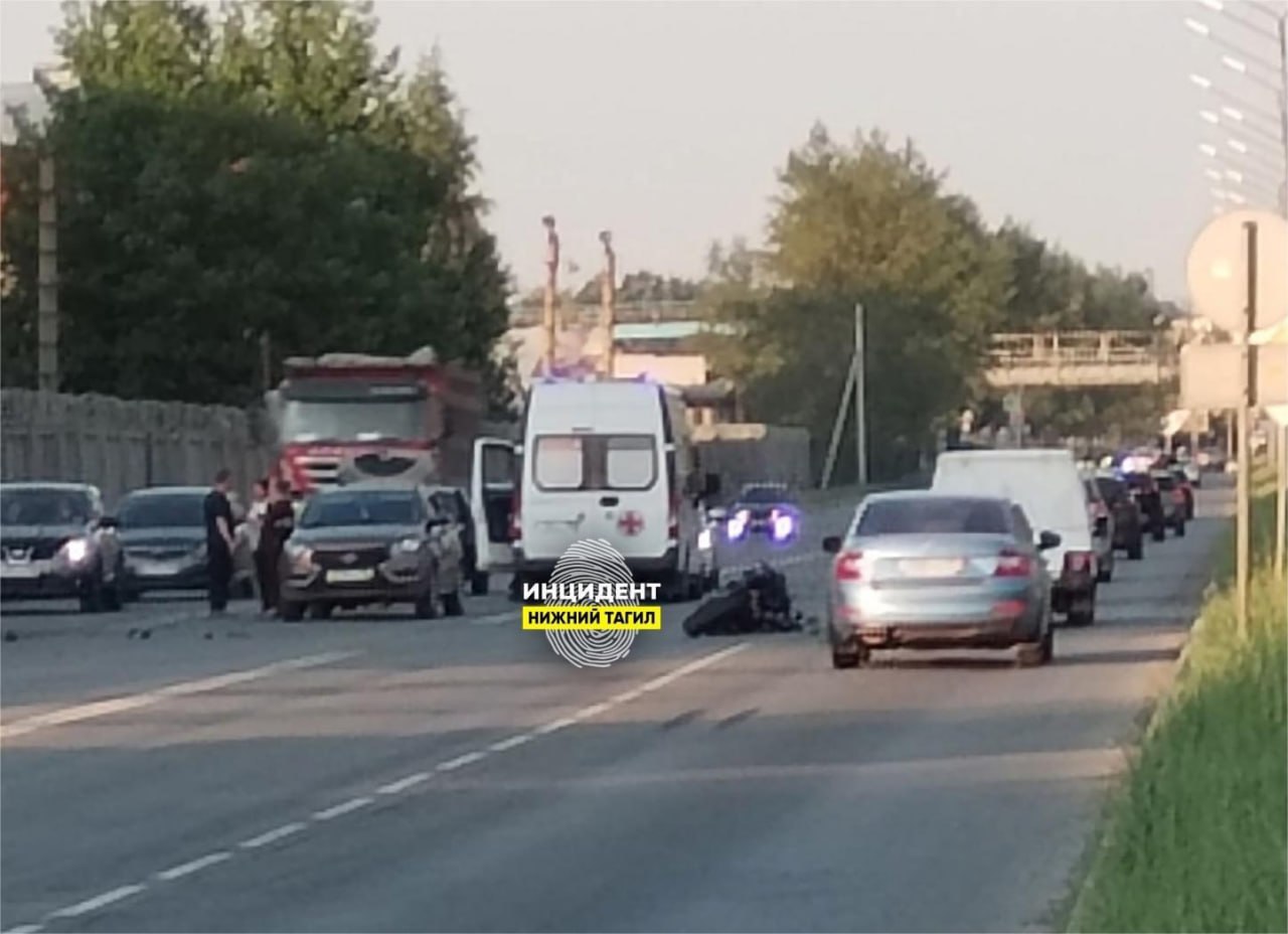 Отлетел на КАМАЗ: в Нижнем Тагиле байкер не рассчитал дистанцию В Нижнем Тагиле произошло второе за день ДТП с байкером. Вечером 10 июня Yamaha с 39-летним мотоциклистом врезалась в попутный Lada XRAY — водитель не рассчитал дистанцию. От удара мотоцикл отбросило на ехавший рядом КамАЗ. Байкер отделался ушибами и самостоятельно обратился за медпомощью в больницу. В ГАИ ИА «Все новости» уточнили, что мотоциклист живёт в посёлке Свободный, в момент столкновения на нём был мотошлем. В этот же день на Гальянке байкер на скорости врезался в Lexus на Черноисточинском шоссе. Мотоциклист погиб на месте. Фото: паблик ВКонтакте "Инцидент Нижний Тагил"