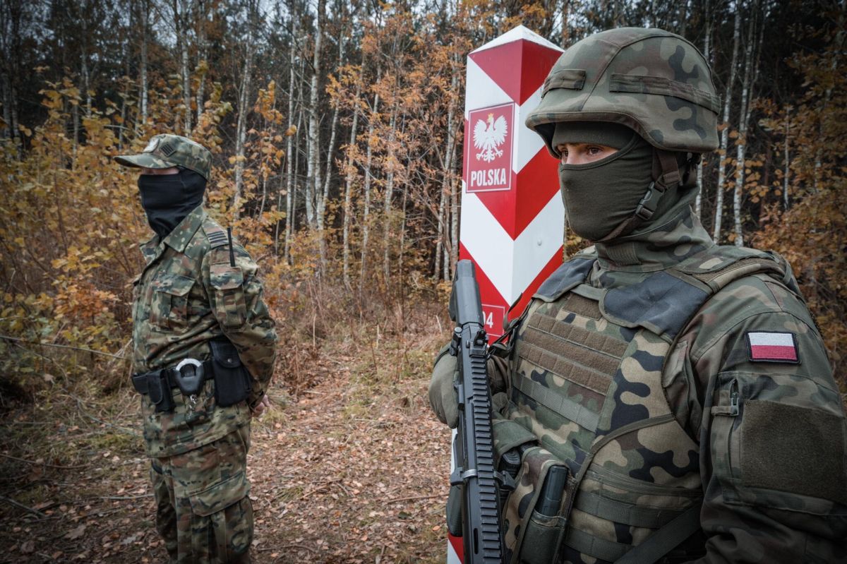 Беспредел польских силовиков на границе с Беларусью продолжается  Пограничный комитет Беларуси сообщил, что накануне в Свислочском районе пограничный наряд обнаружил семью беженцев с Ближнего Востока в изможденном состоянии. Силовики Польши вытеснили их со своей сопредельной территории.  Женщина, по данным пограничников, была без сознания, а мужчина сообщил, что, несмотря на просьбы о помощи, польские силовики под угрозой применения силы заставили их перейти на территорию РБ.   При этом женщина не могла сама передвигаться, и мужчина был вынужден нести ее на руках. Белорусские пограничники оказали пострадавшим первую помощь и вызвали медиков.