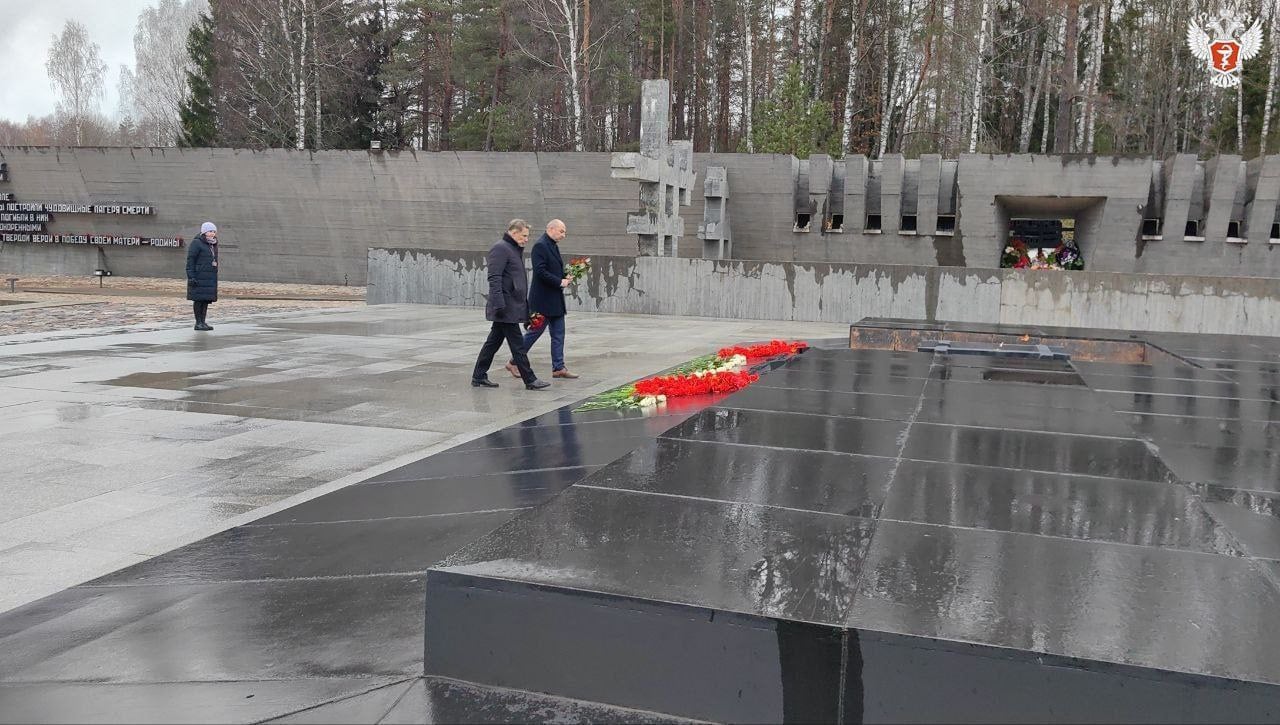 В рамках рабочей поездки в Белоруссию Михаил Мурашко вместе с министром здравоохранения Республики Беларусь Александром Ходжаевым посетили мемориальный комплекс «Хатынь».