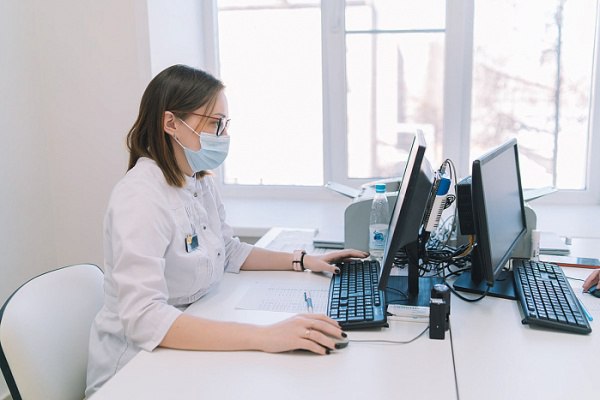 Госдума обязала всех выпускников медвузов отрабатывать в госучреждениях Госдума в третьем чтении приняла законопроект о переходе на полностью целевое обучение в медицинских вузах Законопроект предусматривает введение исключительно целевого бюджетного обучения в медицинских и фармацевтических вузах После окончания вуза выпускники должны будут в обязательном порядке отработать в государственном медицинском учреждении Если выпускник нарушит целевой договор то ему придется выплатить штраф в размере стоимости обучения 5 6 млн руб 339 депутатов поддержали законопроект против никто не голосовал а воздержались 69 депутатов фракции Справедливая Россия и КПРФ Депутат Федот Тумусов пояснил почему фракция СР не будет поддерживать законопроект В законопроекте этом не соблюдаются права молодого специалиста Не прописаны для него достойная зарплата жилье и другие социальные условия  Мы в Tg в ВК в Max в ОК