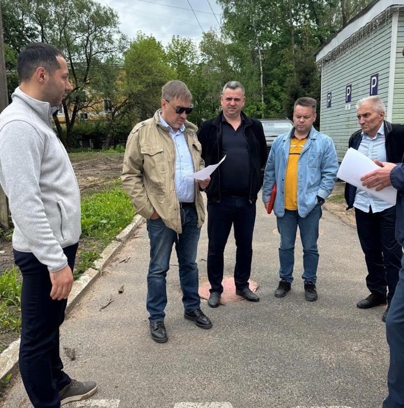 Председатель комитета по строительству Ленинградской области Виталий Лазуткин продолжает работать «в полях». Накануне он проинспектировал строительство социальных объектов в Гатчинском округе.   Глава профильного ведомства проверил, как идут работу по строительству школы в микрорайоне «Аэродром». Там уже финальные штрихи — ведется монтаж и наладка инженерных систем, проверка работы вентиляции и электричества. Внутри здания идет отделка, а снаружи — установка ограждения, света и укладка асфальта. Стройготовность объекта — 98%    «В детском саду в Коммунаре достраивается 3-й этаж — здесь уже видны будущие классы и коридоры, в которых будут звучать детские голоса. Вокруг школы проложены трубы канализации — для туалетов и отвода дождевой воды, чтобы во дворе не было луж. Еще для одного садика в Гатчинском округе готовится площадка, где скоро будут ясли для 90 малышей. Сейчас на площадке проводится демонтаж конструкций и расчистка территории», — добавили в комитете по строительству.    Напомним, в Ленинградской области сейчас в стройке находятся рекордные 36 объектов образования — 15 школ и 21 детский сад. Каждый объект Комстрой держит на контроле, чтобы все они были введены в эксплуатацию точно в срок