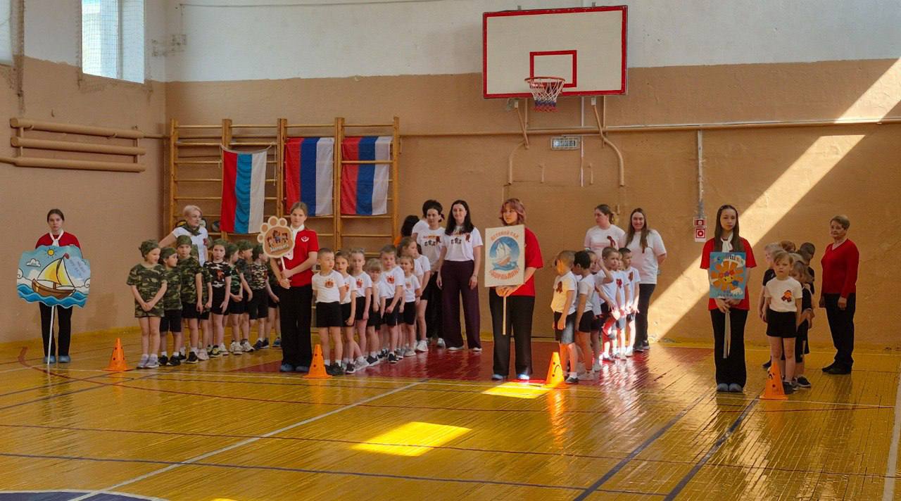 Соревнования «Веселые старты» среди дошкольных учреждений прошли во Врангеле при поддержке Находкинского завода минеральных удобрений. В канун Дня Победы на площадке местной спортивной школы встретились воспитанники подготовительных групп детских садов № 49, 65, «Здоровята». Впервые к сверстникам присоединились дошколята из села Хмыловка Партизанского округа Юные спортсмены выполняли разнообразные упражнения, развивающие ловкость, быстроту реакции, командных дух. Задания преимущественно касались владения мячом, но были и такие, которые пригодятся дошколятам уже совсем скоро в школе. Например, участникам команд требовалось на скорость надеть и снять школьный рюкзак, передавая его друг другу В итоге лучше всех с заданиями справились воспитанники детского сада №65, подтвердившие свой успех на подобных состязаниях в начале учебного года. Второе место досталось детскому саду №49, замкнули тройку лидеров – новички соревнований из Хмыловки. Победители и призеры получили от НЗМУ памятные награды – кубки и медали