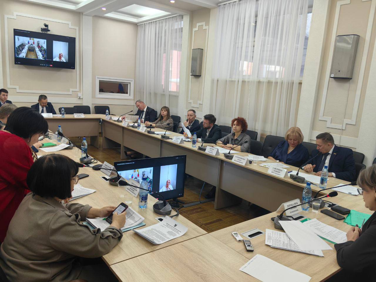 В Забайкалье могут запретить продавать бензин несовершеннолетним Об этом сообщили на заседании комитета по социальной политике Заксобрания региона Инициатором идеи выступил региональный Минздрав Статистику за год мы подобьем к концу февраля Но за два года у нас в ДТП с участием мотоциклов погибло трое несовершеннолетних Многие подростки остаются инвалидами на всю жизнь пояснила министр здравоохранения Забайкальского края Оксана Немакина В дальнейшем депутаты планируют принять закон об административных штрафах за продажу горючей продукции несовершеннолетним Точные цифры сказать пока не можем рассмотрим несколько вариантов но они должны быть внушительными сказала председатель комитета по социальной политике Законодательного собрания Забайкальского края Светлана Доробалюк Помимо этого замначальника управления по надзору за исполнением федерального законодательства прокуратуры Забайкальского края добавила что с первого сентября ограничения на продажу горюче смазочных материалов будут введены по всей России Но инициатива местного уровня позволить это сделать раньше 1 марта Мы не будем терять время на приведение законодательства к федеральным нормам Тем более приближается летний сезон когда подростков на дорогах становится слишком много сказала она   zabrtk MAX VK