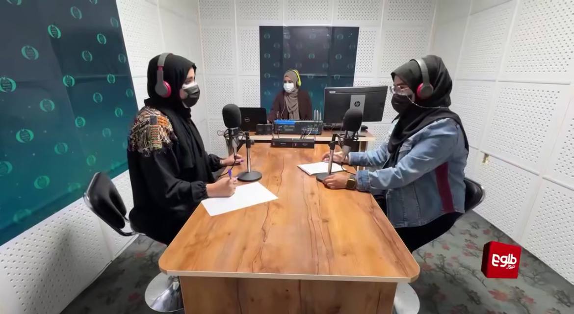 В Афганистане начала работать новая женская радиостанция В городе Герате в западном регионе страны открылась радиостанция Nawaye Zan Голос женщины сотрудницы СМИ фокусируются на программах которые освещают достижения местных жительниц и их проблемы В команде журналисток не более десяти человек Сотрудницы надеются что при помощи своей работы они смогут достучаться до местных чиновников и всего мира В стране есть ещё одна радиостанция для женщин Begum Проект запустили в 2021 году В эфире шесть часов в сутки транслировались уроки для девочек лишенных права на образование Спустя месяц после закрытия талибы позволили возобновить вещание афганистан общество мир радио сми