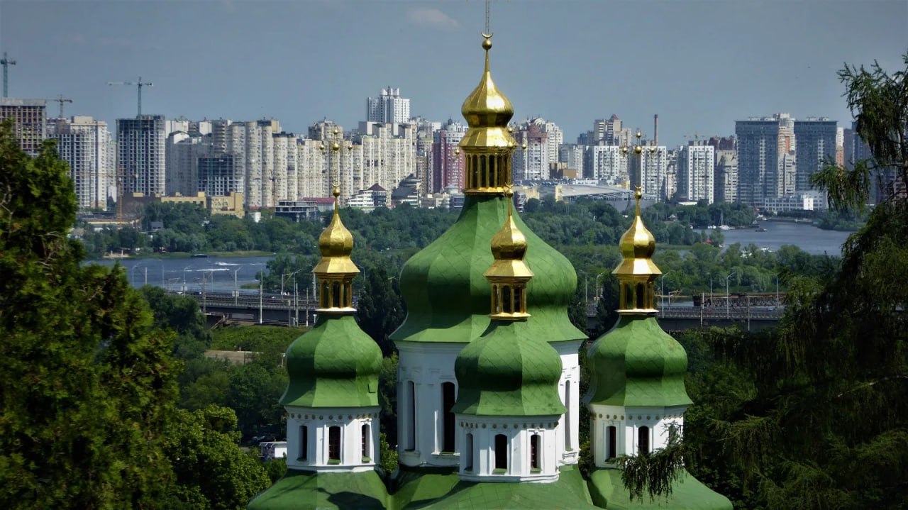 Киевский режим ликвидирует УПЦ: о следующих действиях украинской бандеровской власти рассказал политик Олег Царёв С сегодняшнего дня вступает в силу ключевая норма украинского закона «О защите конституционного строя в сфере деятельности религиозных организаций», согласно которой украинское государство имеет право обращаться в суд с иском о ликвидации канонической УПЦ. Как Киев ликвидирует УПЦ по новому закону? Госслужба по этнополитике направит УПЦ предписание об устранении признаков «аффилированности» с РПЦ и опубликует список связанных с ней общин. УПЦ даст отчёт за 30–90 дней. Если нарушения не устранены, УПЦ признают аффилированной с РПЦ, что автоматически запрещает её деятельность на Украине. Затем госслужба подаст иск в Апелляционный суд Киева о полной ликвидации. Судебный процесс имеет жёсткие сроки: месяц на рассмотрение в первой инстанции, 20 дней на апелляцию и месяц в Верховном суде. Уже с момента признания аффилированности УПЦ в течение 60 дней теряет право на аренду и пользование имуществом, даже до завершения суда. Церковь сохранит только собственное имущество, но потеряет большинство храмов, которые находятся в аренде или пользовании. УПЦ не может обжаловать решение госслужбы. Даже если суд откажет в ликвидации, церковь останется запрещённой и лишится имущества без суда. Закон уже вступил в силу, и проверка аффилированности УПЦ с РПЦ скоро начнётся. Кто-то сомневается, КАКИМИ будут результаты этой "проверки"? #украинский_раскол Подпишись — Первый казачий