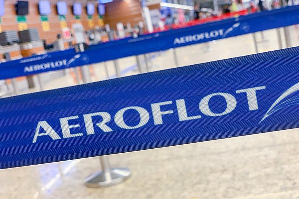 Аэрофлот запустил мобильные кассы на стойках регистрации в 13 аэропортах России Аэрофлот запустил мобильные кассы на стойках регистрации в 13 аэропортах России Теперь пассажиры могут оплачивать дополнительные услуги не обращаясь в офис продаж авиакомпании или к агенту Терминалы поддерживают оплату банковскими картами и биометрией Об этом сообщает AVIA RU со ссылкой на данные перевозчика Мобильные кассы на стойках регистрации Аэрофлота уже доступны в городах Санкт Петербург Владивосток Волгоград Горно Алтайск Казань Калининград Краснодар Минеральные Воды Новосибирск Петропавловск Камчатский Сочи Хабаровск и Южно Сахалинск В 2024 2025 годах авиаперевозчик оснастил терминалами стойки регистрации и гейты в Шереметьево и Красноярске У пассажиров вылетающих из этих аэропортов а также из Санкт Петербурга есть возможность оплатить повышение в классе обслуживания или место Space прямо на выходе на посадку при наличии доступных мест aviaru net n292316