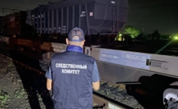 Подросток в Новочеркасске получил удар током, забравшись на пустой вагон поезда  Школьник в Новочеркасске травмирован ударом электрического тока на железной дороге.  Вечером 15 мая на железнодорожной станции Хотунок в Новочеркасске 15-летний подросток забрался на пустой вагон поезда и получил удар электрического тока. Ребёнок доставлен в лечебное учреждение, сообщили в западном межрегиональном следственном управлении СК России. По информации источника «Ерша», тело мальчика обожжено почти на 90%.   Следователи Следственного комитета осмотрели место происшествия, начата доследственная проверка. По предварительным данным, подросток «нарушил правила безопасного поведения на объектах железнодорожного транспорта». #новости #Новочеркасск