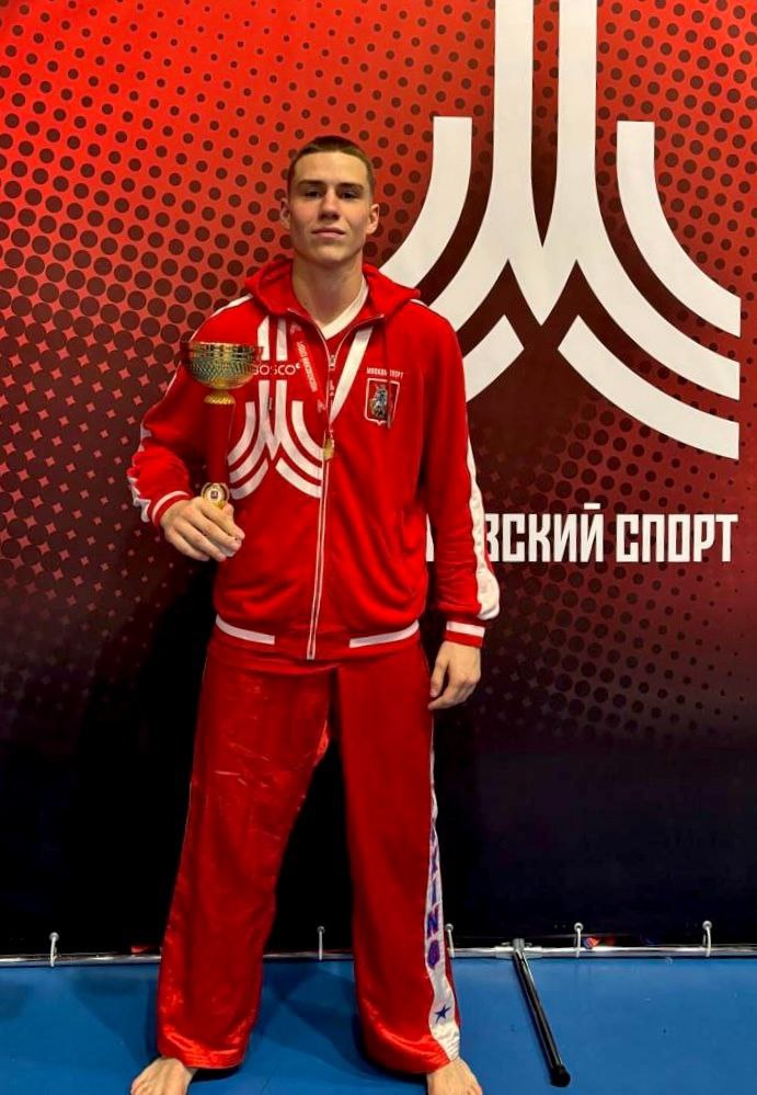 Кикбоксер из Бурятии одержал победу на соревнованиях в Москве Кандидат в мастера спорта Михей Иринчеев стал победителем Кубка МГФСО по кикбоксингу В финале бурятский спортсмен одержал победу над белгородским кикбоксером Владиславом Кржеменевским Всего в соревнованиях приняли участие 1400 кикбоксеров из 49 регионов России