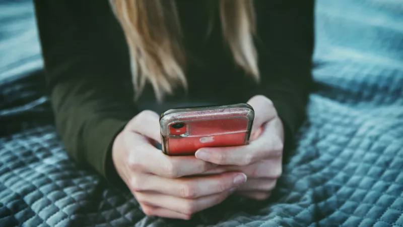 Жительницу Алтайского края обманули под предлогом продажи лекарства от клещей  47-летняя жительница Рубцовска стала жертвой мошенников при попытке купить лекарства от клещей для питомца.  Накануне женщина увидела рекламу о продаже лекарства в мессенджере и связалась с продавцом. Он пояснил, что доставка осуществляется через транспортную компанию, а оплатить можно переводом по ссылке.  Ничего не подозревая, женщина заполнила форму, указав все данные по своему питомцу и перевела в счет покупки полную сумму за товар на присланный мошенником QR-код. Далее лже-продавец пояснил, что доставка займет пару дней и после поступления товара на пункт выдачи с женщиной свяжется логист.  Однако вскоре заявительнице позвонил якобы логист и сообщил, что на складе бракованная партия товара, поэтому они не могут отправить ей покупку. Далее было предложено вернуть средства, для этого злоумышленник снова прислал ссылку, где рубцовчанка должна была ввести свои банковские реквизиты. Женщина заполнила форму на возврат денег и сказала код, который был нужен якобы для подтверждения операции.  Вскоре заявительнице поступило сообщение из банка, где было указано, что для оплаты в размере 60 тысяч рублей необходимо назвать код, в этот момент женщина поняла, что стала жертвой аферистов и заблокировала свою карту.  Зайдя в личный кабинет банка, женщина обнаружила многократные списания с карты на сумму около 40 тысяч рублей и незамедлительно обратилась в полицию.    Толк