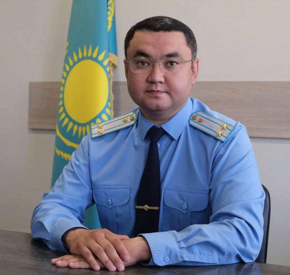 Еще один день еще один прокурор В отношении прокурора Усть Каменогорска проводится служебное расследование Он временно отстранён от должности Еще несколько сотрудников прокуратуры Усть Каменогорска привлечены к дисциплинарной ответственности за нарушение служебной этики Официально причины всего этого не называются Но ранее в социальных сетях появились публикации о рукоприкладстве Должность прокурора Усть Каменогорска с 7 июня 2024 года занимает Тимур Чакпантаев
