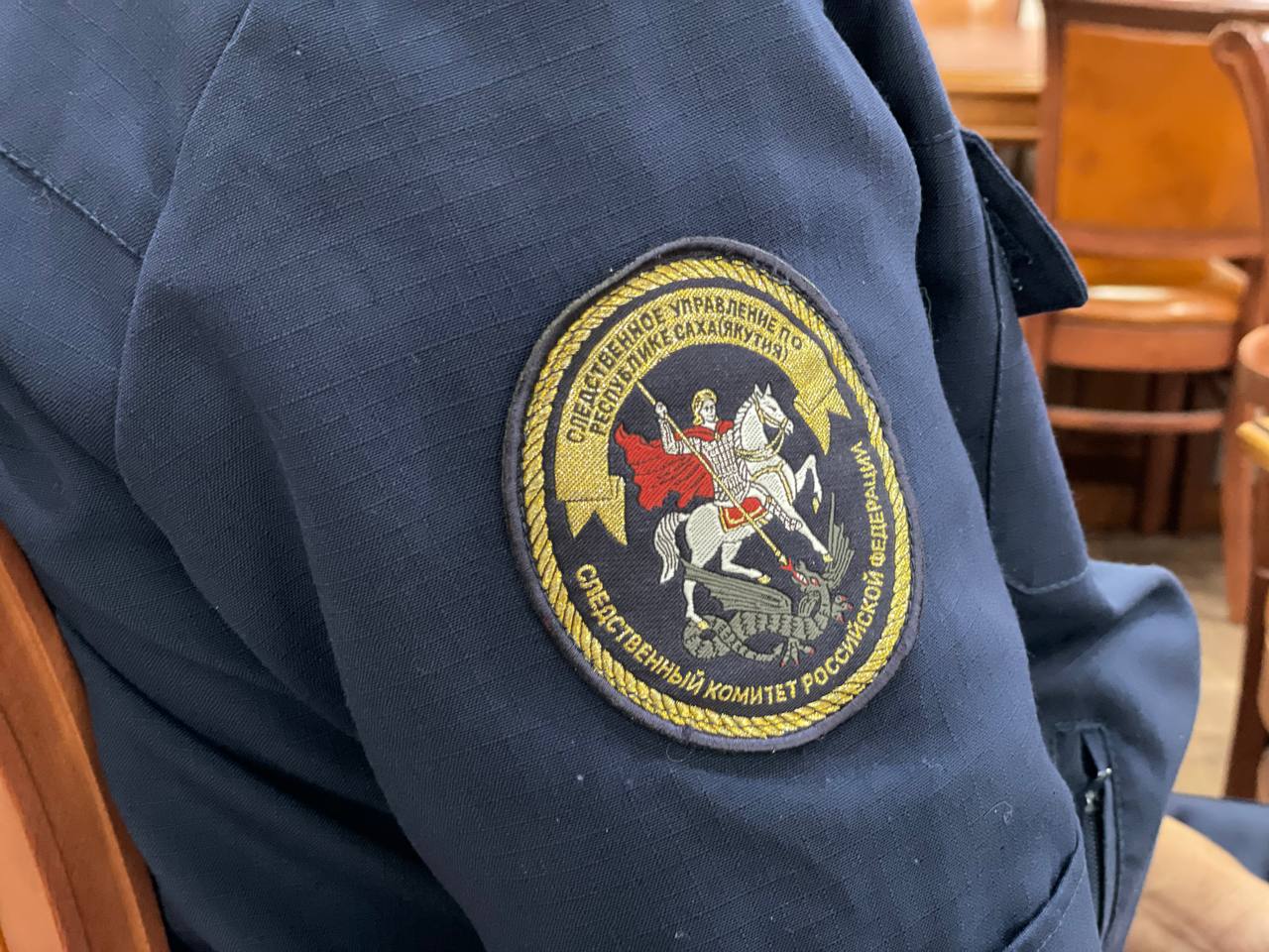 В городе Якутске расследуется уголовное дело о смерти 18 летнего юноши 01 ноября 2025 года в медицинское учреждение города Якутска с тяжелой травмой поступил 18 летний молодой человек По данному факту органами внутренних дел было возбуждено уголовное дело о причинении тяжкого вреда здоровью потерпевшего 10 ноября 2025 года потерпевший скончался В ходе медицинского исследования установлено что смерть наступила в результате черепно мозговой травмы В связи со смертью потерпевшего материалы уголовного дела направлены в СО по городу Якутску СУ СК России по Республике Саха Якутия В настоящее время следователи СК устанавливают обстоятельства получения потерпевшим травмы Проводятся следственные действия с участниками произошедшего отрабатываются все версии Подписывайтесь на Следком Якутии Подписывайтесь на Следком в МАХ