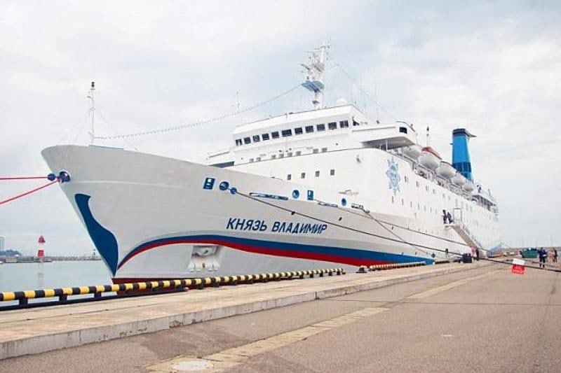 Пассажирский лайнер Князь Владимир вновь в поиске нового хозяина Компания Черноморские круизы входит в ФГУП Росморпорт в очередной раз выставила на продажу легендарный пассажирский лайнер Князь Владимир на этот раз с начальной ценой 873 5 миллиона рублей Это на 29 миллиона больше чем в марте этого года когда аукцион провалился из за отсутствия покупателей Что за судно 9 палуб 142 метра в длину до 800 пассажиров на борту история с 1970 х когда то ходил под именем Roy Star С 2017 года Князь Владимир перевозил туристов по маршруту Сочи Крым а с 2019 го даже до Абхазии В период пандемии деятельность судна приостановили из за истекшего санитарного свидетельства Позже прекращение регулярного сообщения было связано уже с военной угрозой для гражданского судоходства в Черном море Сейчас лайнер стоит в порту Новороссийска ожидая нового шанса выйти в море Кто возьмёт на себя судьбу этого плавучего кусочка истории Источник Радио 104FМ Новая Россия