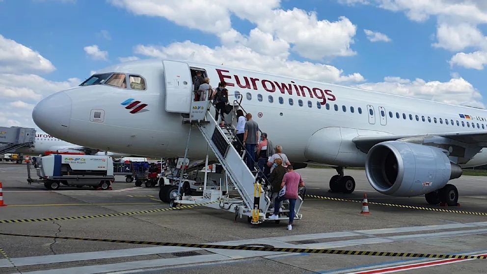 Eurowings отменит более тысячи рейсов из Гамбурга из-за слишком высоких сборов   Вслед за Ryanair дочерняя компания Lufthansa — Eurowings — приняла решение об отмене более тысячи рейсов из Германии. Это связано со слишком высокими тарифами на услуги аэропортов и большими затратами на обеспечение авиационной безопасности в Германии.   В качестве первого шага вторая по величине авиакомпания Германии исключит из своей программы более тысячи рейсов в Гамбург и из него. Среди них, например, рейсы из Гамбурга в аэропорт Кёльн / Бонн — по экономическим причинам их убрали из расписания на 2025 год.   В дополнение к отмене внутренних немецких рейсов Eurowings также планирует исключить из своей программы шесть других направлений в Европе и Северной Африке из Гамбурга.  «Этого развития событий можно было бы избежать. Но планы аэропорта по совершенно непропорциональному увеличению сборов не оставляют нам выбора. Очень жаль, что не было предложено никаких жизнеспособных решений. От этого страдают путешественники», — заявил генеральный директор Eurowings Йенс Бишоф.    Авиакомпания вынуждена и дальше рассматривать возможность отмены маршрутов в других немецких аэропортах в связи с постоянным ростом стоимости обслуживания, поскольку совокупность всех немецких и европейских затрат делает полёты в Германию и из неё всэ более дорогими и невыгодными.