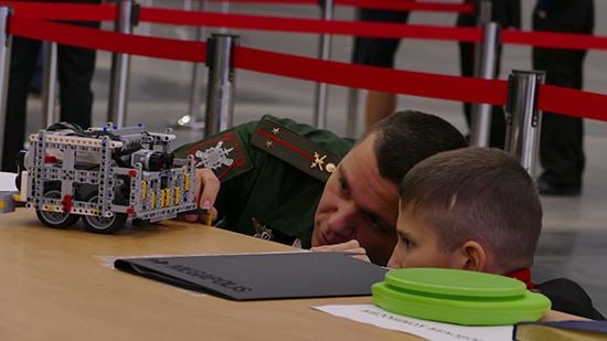 В Китае создали самого маленького и легкого робота-трансформера Китайским специалистам удалось создать самого маленького и легкого в мире робота-трансформера, сообщает газета South China Morning Post. По словам издания, этот робот может с успехом использоваться при проведении поисково-спасательных работах. Как сообщила газета, речь идет о самом маленьком и легком беспроводном роботе в мире. Этот робот способен менять форму, чтобы передвигаться по земле или в воздухе. Подробнее