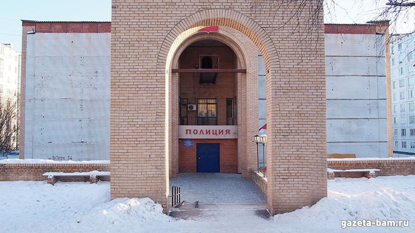 Вынесен приговор жителю Тынды убившему знакомого из за шапки Тындинский районный суд рассмотрел уголовное дело жителя столицы БАМа причинившего тяжкий вред здоровью повлекший по неосторожности смерть потерпевшего ч 4 ст 111 УК РФ   В апреле 2025 года в квартире на улице Генерала Милько в Тынде в ходе совместного распития алкоголя между подсудимым и его знакомым возник конфликт Мужчина вспомнил о давней краже своей норковой шапки в которой он подозревал знакомого На почве внезапно возникшей личной неприязни он решил избить потерпевшего Тындинец находясь в состоянии алкогольного опьянения сначала схватил мужчину за шею и повалил на пол на кухне нанеся ему несколько ударов Затем он переместил потерпевшего в другую комнату где неоднократно возобновлял избиение нанося множественные удары руками и ногами по голове и лицу а также дважды с силой ударил его головой об пол Свои действия подсудимый частично заснял на видео на котором оскорблял потерпевшего и говорил о краже К сожалению потерпевший скончался на месте После этого обвиняемый вынес тело на лестничную площадку В ходе предварительного следствия подсудимый частично признавал вину и активно способствовал раскрытию преступления однако в судебных прениях изменил показания заявив о необходимой обороне утверждая что потерпевший набросился на него с ножом Суд тщательно проверил эту версию но не нашел ей подтверждения поскольку доказательства включая показания свидетелей и видеозапись однозначно свидетельствовали об отсутствии какой либо угрозы со стороны потерпевшего Суд признал жителя Тынды виновным в совершении преступления и приговорил его к 12 годам колонии строгого режима   gazeta bam Мы в МАХ