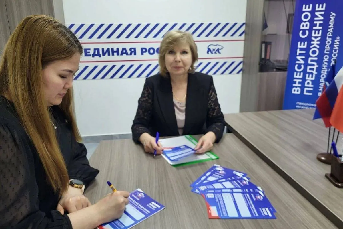 В Магаданской области общественные организации представили инициативы в Народную программу Единой России Авторами инициатив стали представители общественных организаций Воспитатели России и Матери России Предложения в Штабе общественной поддержки партии озвучила председатель региональных отделений этих организаций председатель общественного совета партийного проекта Новая школа заведующий детским садом 46 Ирина Рязанцева Мы ежедневно работаем с детьми родителями педагогами и видим какие решения сегодня необходимы системе образования Поэтому наши предложения это не теория а практический опыт и понимание реальных потребностей отметила Ирина Рязанцева В числе ключевых инициатив масштабное развитие образовательной инфраструктуры Речь идёт о продолжении капитального ремонта и оснащения действующих дошкольных учреждений а также строительстве новых детских садов и школ Особое внимание предлагается уделить комплексному обустройству образовательных учреждений не только как мест обучения но и как пространств для воспитания и творческого развития В частности речь идёт о дальнейшем оснащении детских садов современным интерактивным оборудованием Также в числе предложений создание развивающей среды на прогулочных участках и территориях детских садов Это обновление уличного игрового оборудования горки качели модули установка теневых навесов и веранд а также обеспечение безопасного полимерного покрытия на всех участках Кроме того предложено поэтапно заменить асфальтовое покрытие на территориях детских садов приведя их в соответствие с современными требованиями безопасности и комфорта Отметим что подобные инициативы формируют основу Народной программы партии и отражают реальные запросы жителей Магаданской области Все поступающие предложения будут проработаны и учтены при формировании обновлённой Народной программы партии